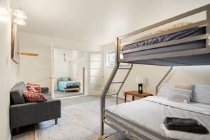 5 多间卧室、办公桌、免费 WiFi、床单