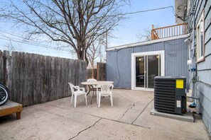 Outdoor dining - Comfortable spacious home 5bd/3bth near Hospitals! (Aurora)