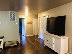 Interior - Charming 2bed/2bath home with covered deck right on the beautiful Rogue River (Gold Hill)