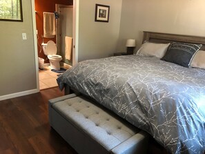 2 bedrooms, iron/ironing board, free WiFi, bed sheets - Charming 2bed/2bath home with covered deck right on the beautiful Rogue River (Gold Hill)