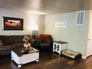 Smart TV, books - Charming 2bed/2bath home with covered deck right on the beautiful Rogue River (Gold Hill)