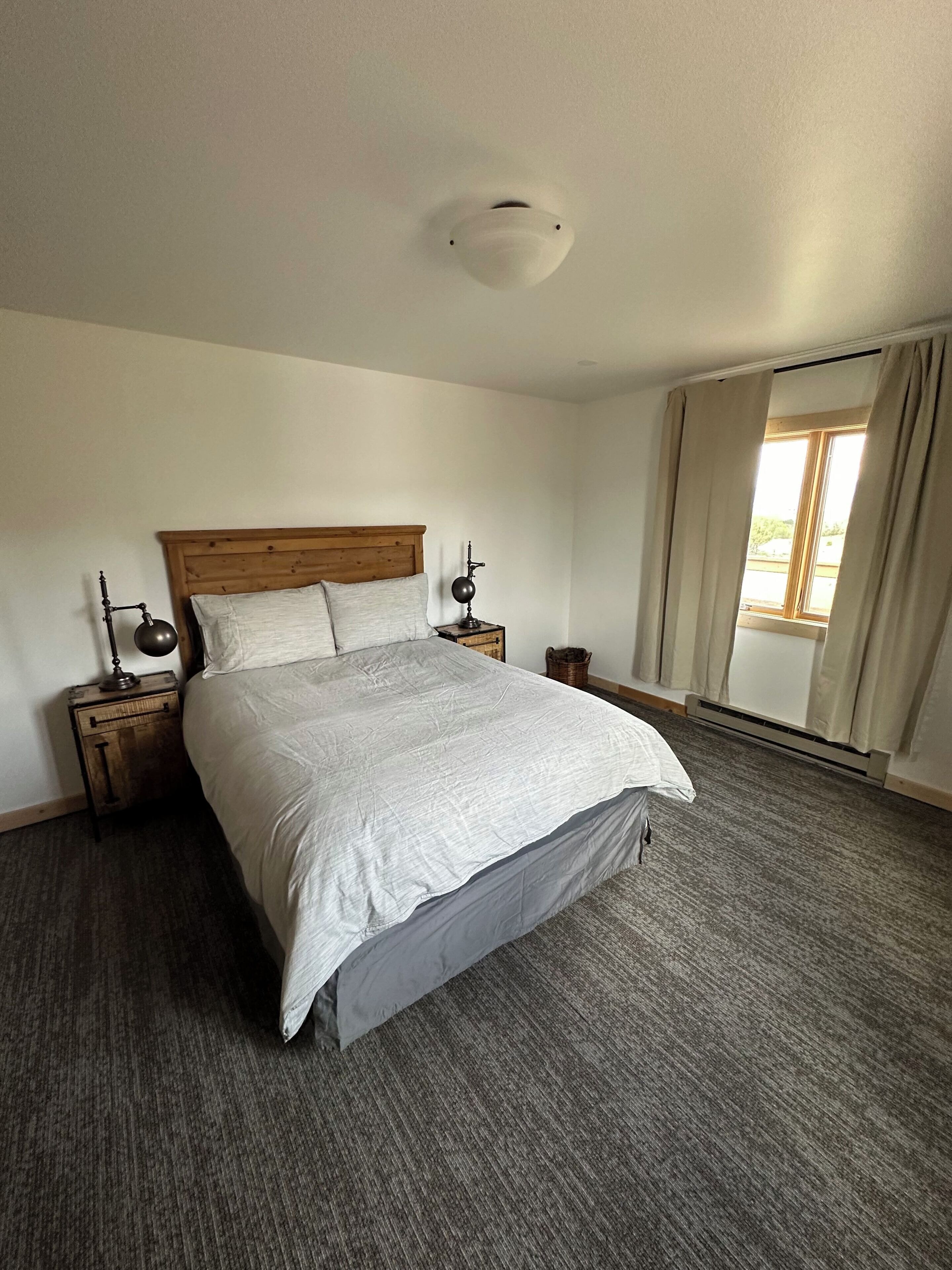 4 chambres, fer et planche à repasser, lit de bébé portatif