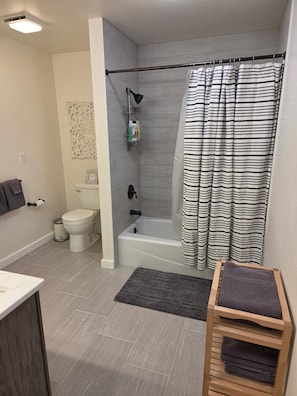 Shower, hair dryer, towels, soap - Bluebirds Nest on the trail to Yellowstone (Emigrant)