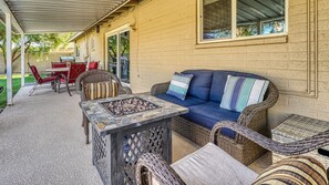 Appart'hôtel, plusieurs lits, accès piscine, vue piscine | Balcon