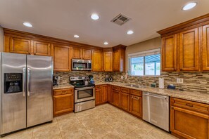 Appart'hôtel, plusieurs lits, accès piscine, vue piscine | Cuisine privée | Réfrigérateur, micro-ondes, four, plaque de cuisson