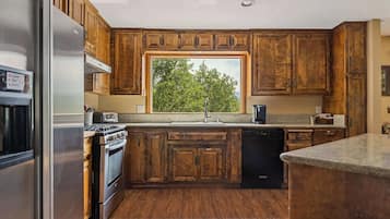 House, Multiple Beds, Balcony, Mountain View (Our Secret Getaway) | Private kitchen | Fridge, microwave, oven, stovetop