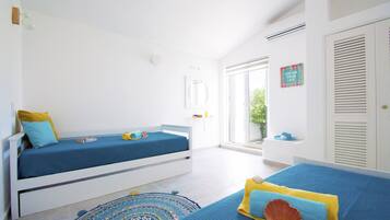 3 makuuhuonetta, tallelokero huoneessa, silitysrauta/-lauta