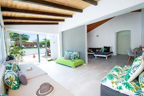 A modern interior with a sofa, a bed, and a dining area. - Family villa with heatable pool (Albufeira)
