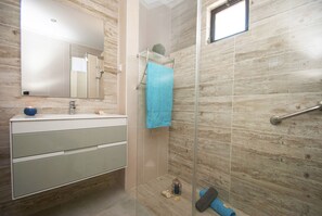 Shower, hair dryer, towels