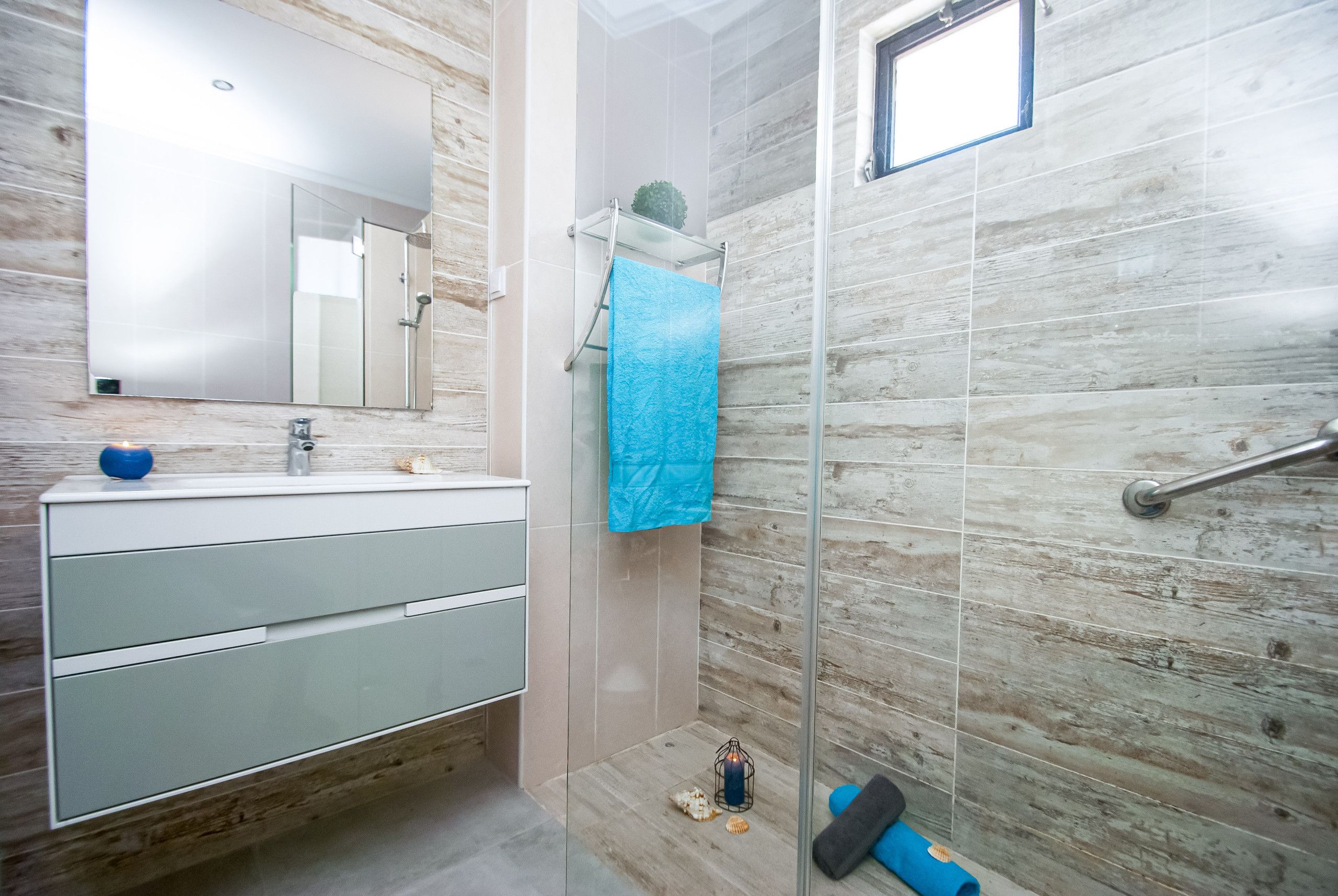 Shower, hair dryer, towels
