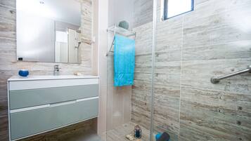 Shower, hair dryer, towels
