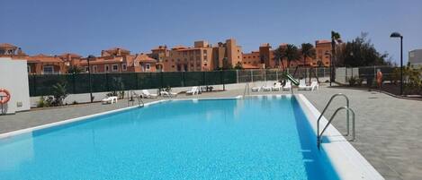 Una piscina al aire libre