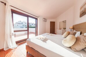 4 chambres, coffres-forts dans les chambres, fer et planche à repasser