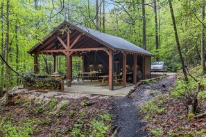 Outdoor dining - Creekside - Camping Cabin Retreat - RRG, KY (Pine Ridge)
