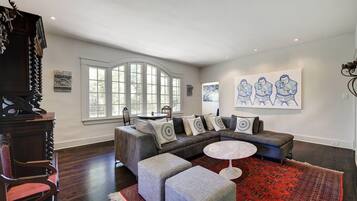 獨棟房屋, 多張床, 庭院, 花園景觀 | 客廳 | 40-吋電視、數位頻道、壁爐