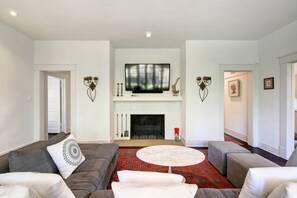 Casa, varias camas, patio, vista al jardín | Sala de estar | Televisión de 40 pulgadas con canales digitales y chimenea 