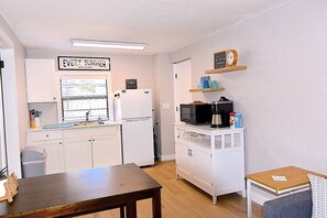 Frigorifero, microonde, macchina per tè/caffè, tostapane