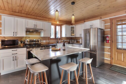 Hjort Cottage: Riverfront, Hot Tub, Pool table, 3BDR 7bed Heated floors Riverfront Spa, Pool table G...