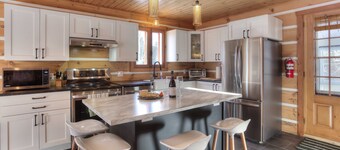 Hjort: 4bdr, 9p.p. Riverfront, Hot Tub, Pool table, 3BDR 7bed Heated floors Riverfront Spa, Pool tab...