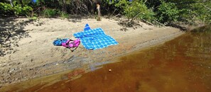 På stranden, solsenger og strandhåndklær
