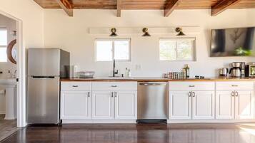 Fridge, microwave, stovetop, dishwasher