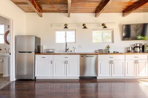 Fridge, microwave, stovetop, dishwasher - The Leeds Cabin: A Civilization Escape + Hot Tub (Joshua Tree)
