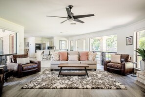 Een 50-inch flatscreentelevisie met digitale zenders en een open haard