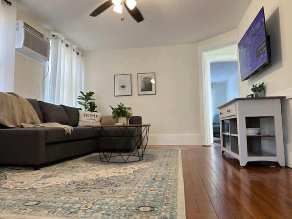 Condo, 1 cama Queen size, chimenea | Área de sala de estar | Televisión de 40 pulgadas con canales digitales y chimenea