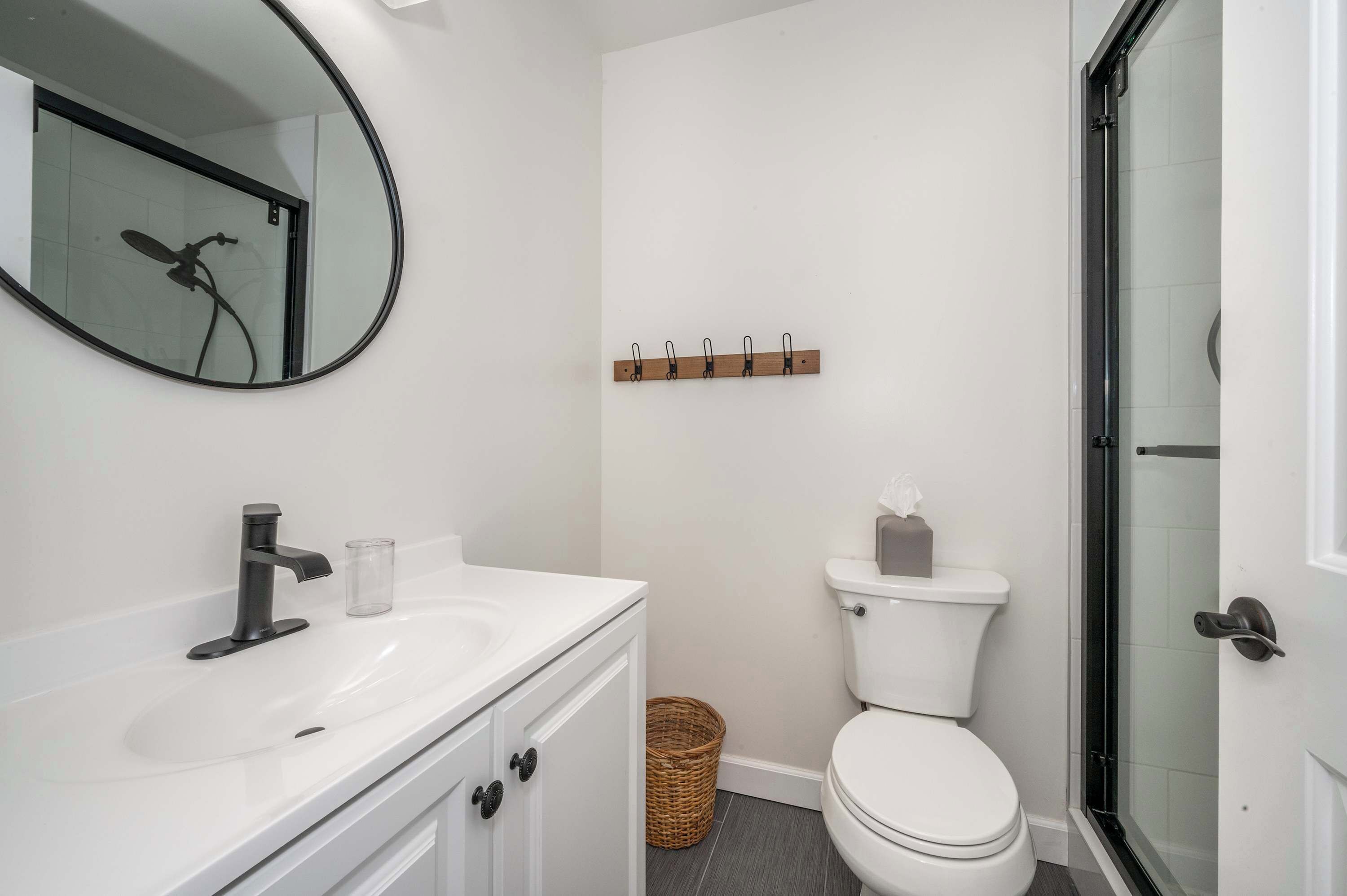 Apartamento, 1 cama de matrimonio, chimenea | Baño | Ducha, secador de pelo y toallas