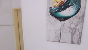 Una mesa de comedor con dos individuales, sillas y un cuadro colgado en la pared.