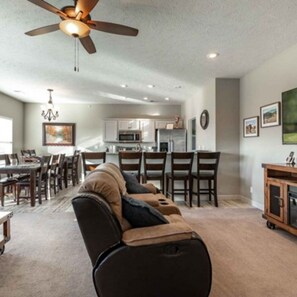 Smart TV, fireplace - LedgeTop Retreat-5min to SDC! pools, golf and more! (Reeds Spring)