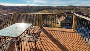 Eine Terrasse mit Tisch und Stühlen, mit Blick auf eine schöne Landschaft.
