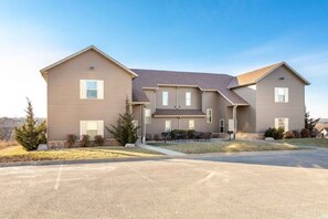 Exterior - LedgeTop Retreat-5min to SDC! pools, golf and more! (Reeds Spring)