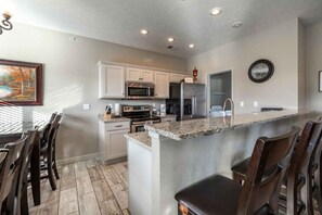 Fridge, microwave, oven, stovetop - LedgeTop Retreat-5min to SDC! pools, golf and more! (Reeds Spring)