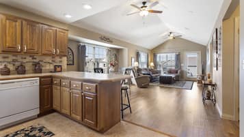 Casa de ciudad, varias camas, balcón (The Hogue Penthouse) | Cocina privada | Cafetera y tetera