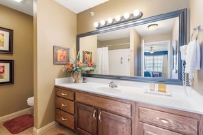 Townhouse, Beberapa Tempat Tidur, balkon (The Hogue Penthouse) | Kamar mandi | Pengering rambut dan handuk