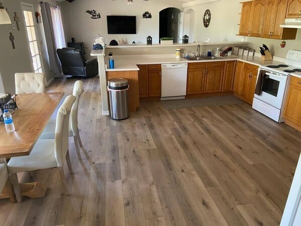 Refrigerador, microondas, horno y parrilla de estufa 