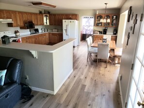 Geladeira, micro-ondas, fogão, cooktop