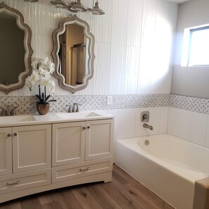 吹风机、毛巾、卫生纸