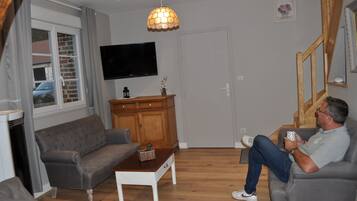 Smart-tv, een tafeltennistafel en boeken