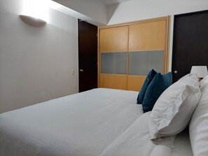 2 habitaciones, escritorio, tabla de planchar con plancha y wifi gratis