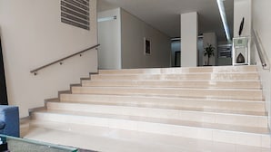 Un escalier avec une rampe menant à un palier.