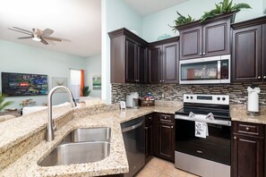 Casa, varias camas, acceso a la alberca, vista a la alberca | Cocina privada | Refrigerador, microondas, horno y parrilla de estufa 