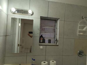 Douche, sèche-cheveux, serviettes fournies, savon