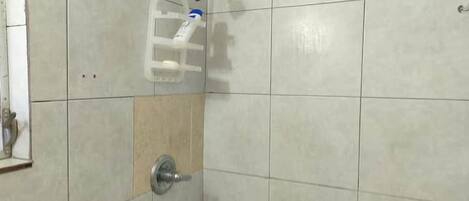 Douche, sĂšche-cheveux, serviettes fournies, savon