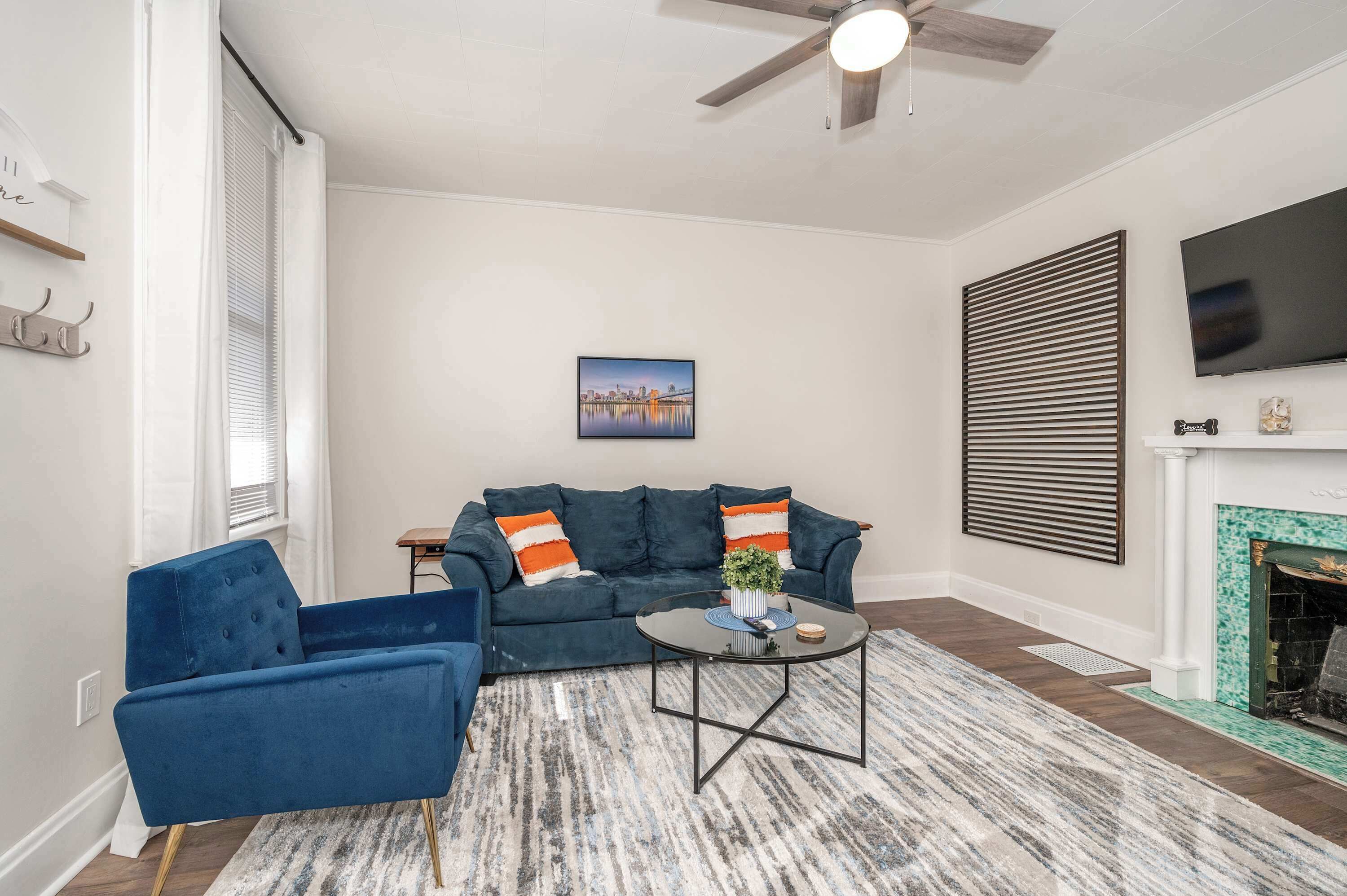 Condo, 1 Queen Bed, Kitchen | Living area | 40-inch TV with digital channels