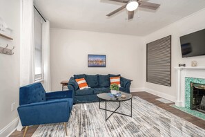 Condo, 1 Queen Bed, Kitchen | Living area