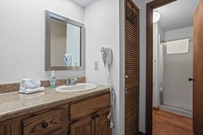 Towels - Lone Oak Point 04 - Two Bedroom Apartment, Sleeps 6 (Sunrise Beach)