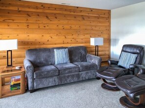 TV, fireplace - Loan Oak Point 04 - A Vintage Lake Vacation! (Sunrise Beach)