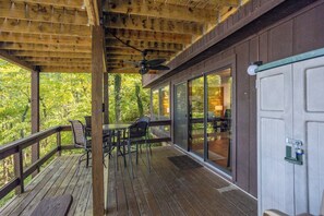 Outdoor dining - Lone Oak Point 04 - Two Bedroom Apartment, Sleeps 6 (Sunrise Beach)